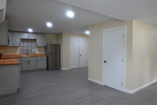 Building Photo - Updated and Charming 3 Bedroom 1.5 Bathroo...