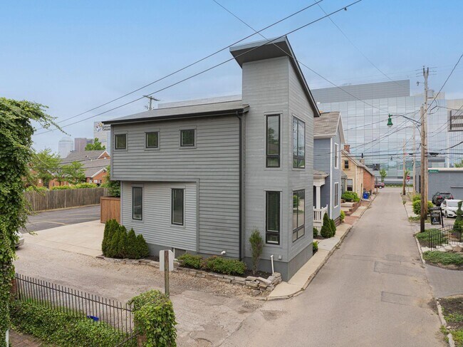 Building Photo - 567 Lathrop St