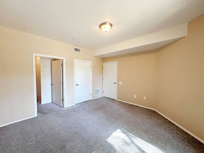 Building Photo - 1 BEDROOM DOWNSTAIRS CONDO IN GATED COMMUNITY 1 CAR GARAGE