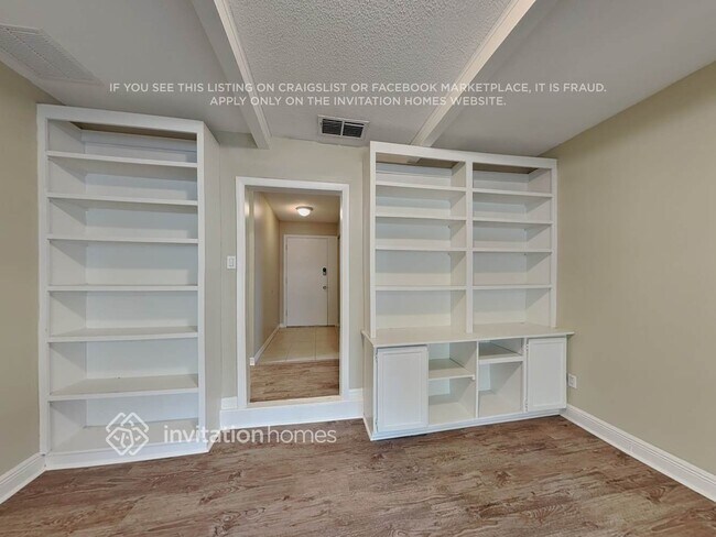 Building Photo - 384 St Dunstan Way