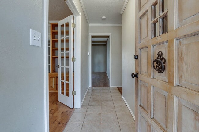 Building Photo - Three bed house in Coronado Heights