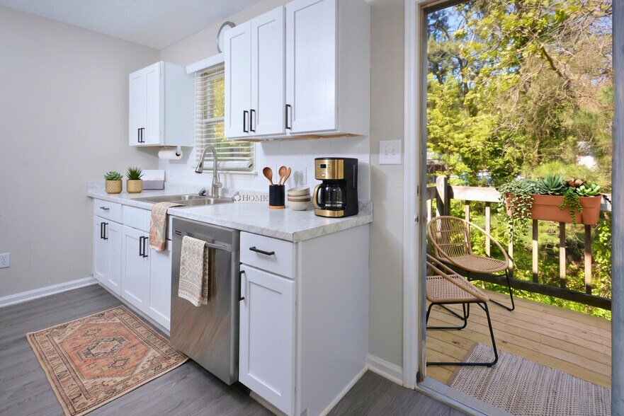 Sherrill Place Apartments in High Point, NC - Jamestown Manor Apartments