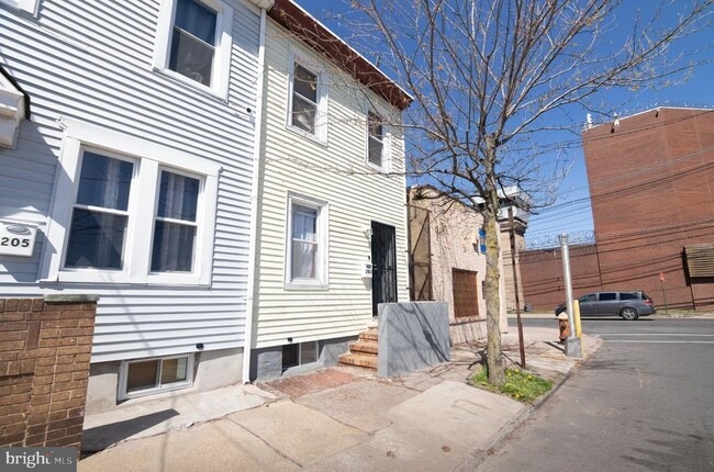 Building Photo - 203 3rd St