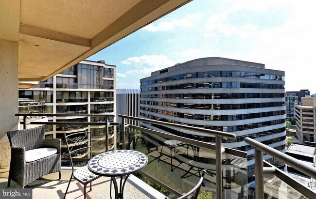 Building Photo - 1530 Key Blvd