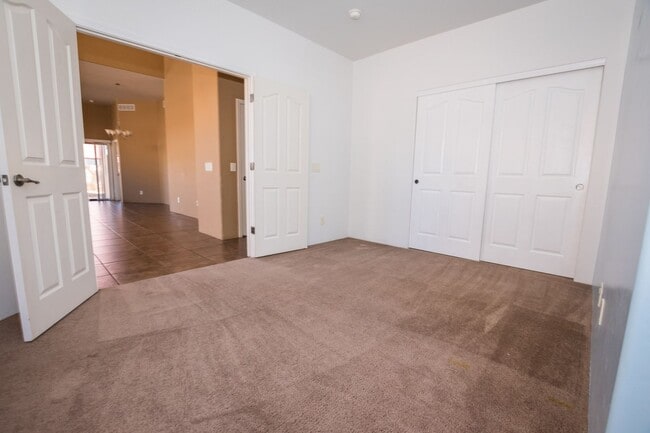 Building Photo - 3 Bedroom, 2 Bath Sante Fe, 2 Car Garage, ...