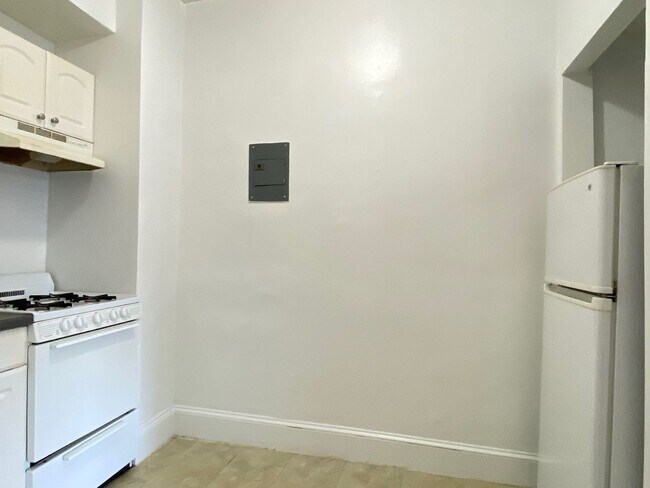 Building Photo - Nice, large 1 bed in a prime location in Allston.
