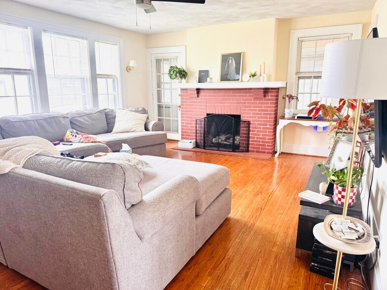 Building Photo - 218 E 24th St