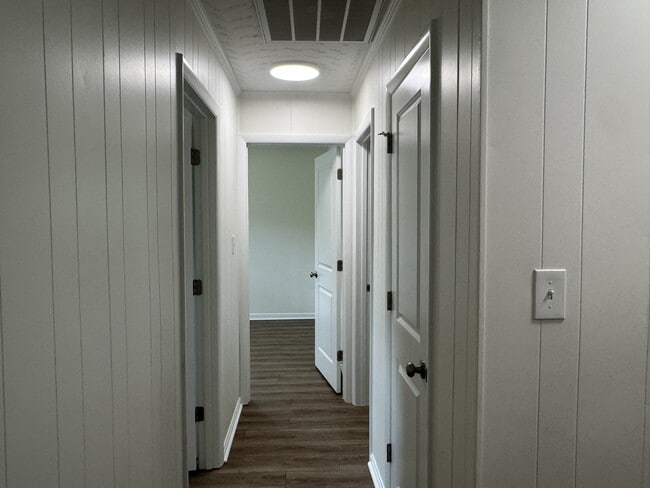 Building Photo - 208 Regalwood Dr