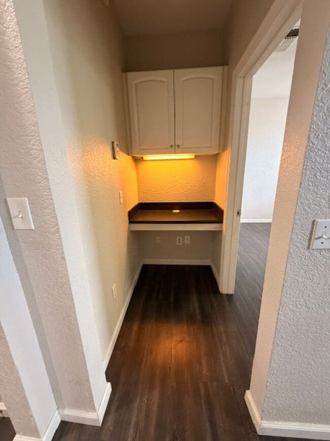 Building Photo - 1 Bedroom Condo in Downtown Free Water, Sewer, Trash and Pest Control! No Hidden Fees!