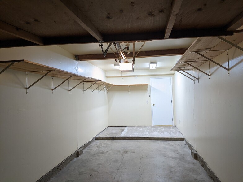 Building Photo - 12710 Lakeshore Dr