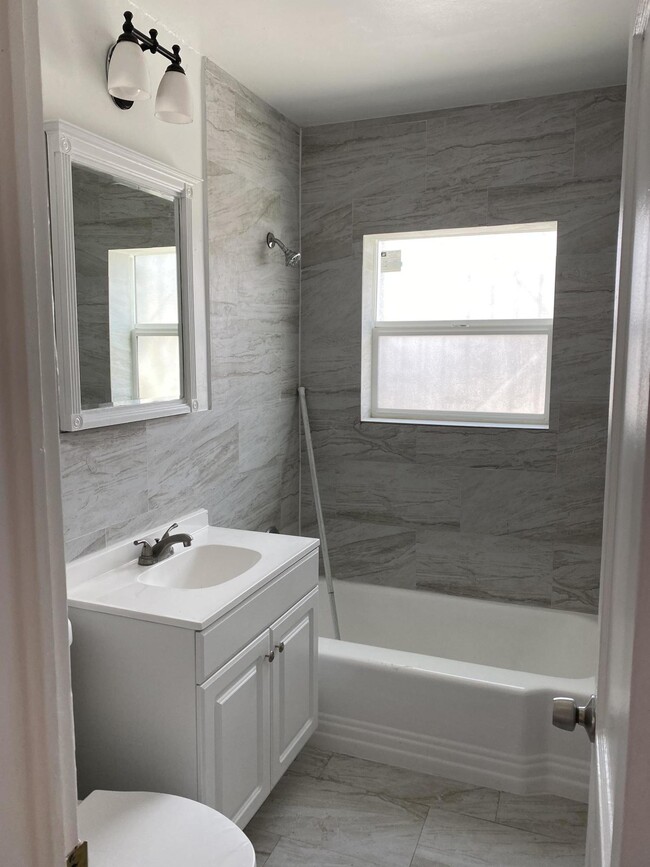 Building Photo - 613 Olson St