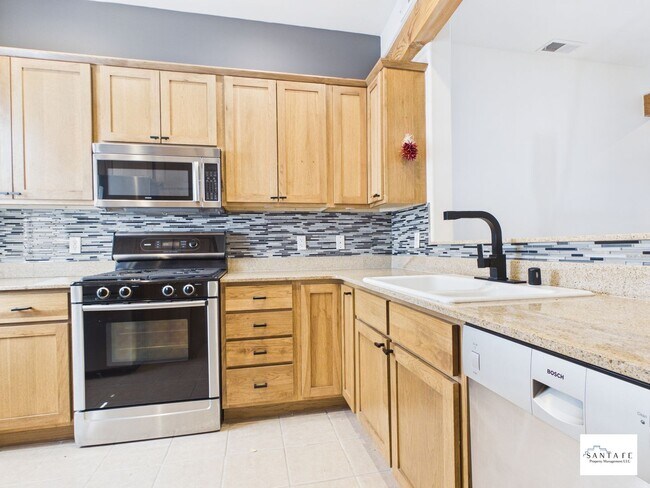 Building Photo - Two Level Townhouse Available February 1, 2026