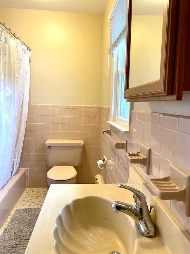 Building Photo - 228 Tenafly Rd