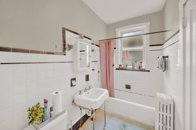 Building Photo - 3 bedroom in Chicago IL 60626
