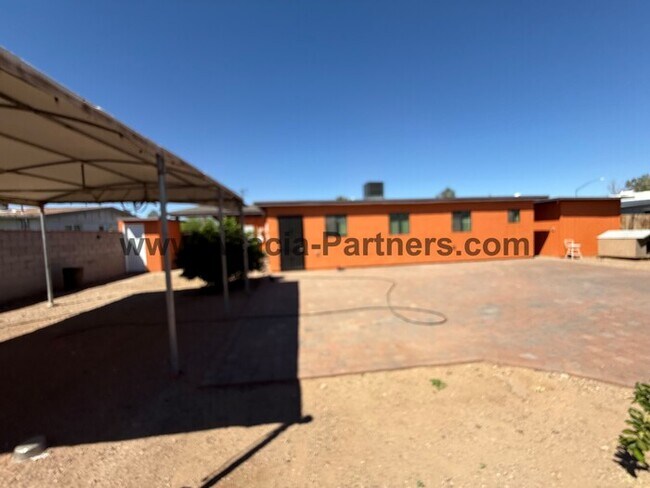 Building Photo - Three Bedroom Home