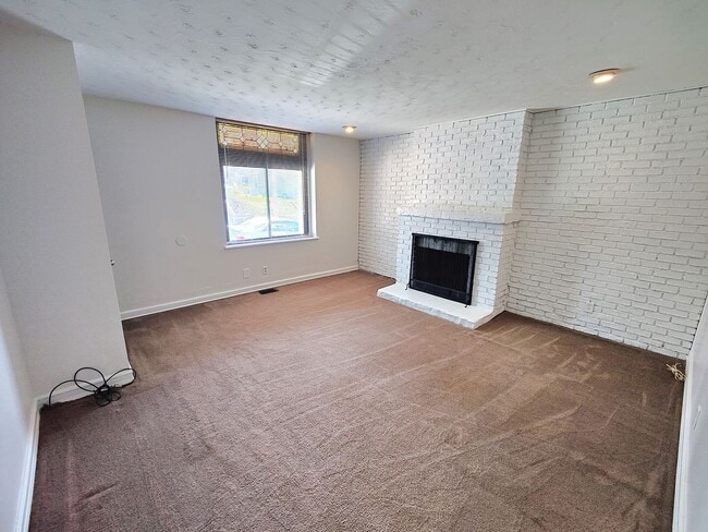 Building Photo - *Clean & Spacious 1BR/1BA Apartment Available in Mt. Washington*