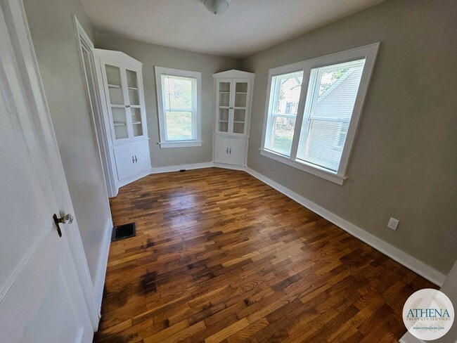 Building Photo - Charming 3 Bedroom / 1 Bath House with Original Hardwood Floors