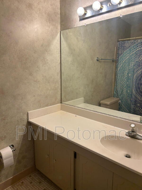 Building Photo - 1718 Crestview Dr