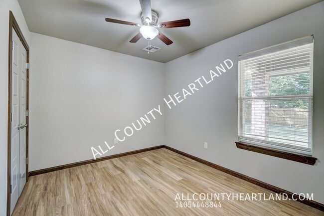 Building Photo - 211 E Forster Ln