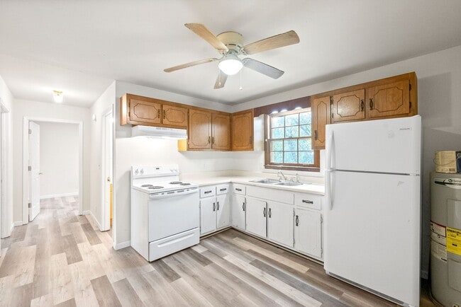 Building Photo - 2 Bedroom Pet Friendly Home For Rent!