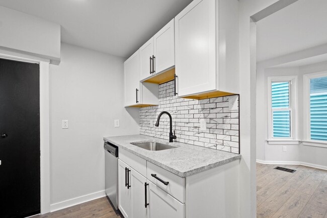 Building Photo - Gorgeous 4 bedroom home in Carrick available May 1!