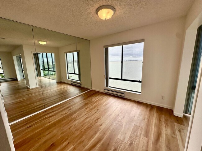 Building Photo - BEAUTIFUL BREATH TAKING VIEW UNIT!!! MUST ...