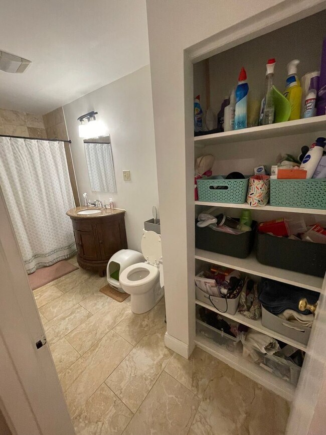 Building Photo - Great 2 Bed for Students