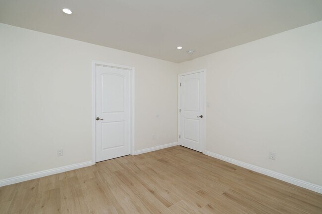 Building Photo - 449 Norumbega Dr