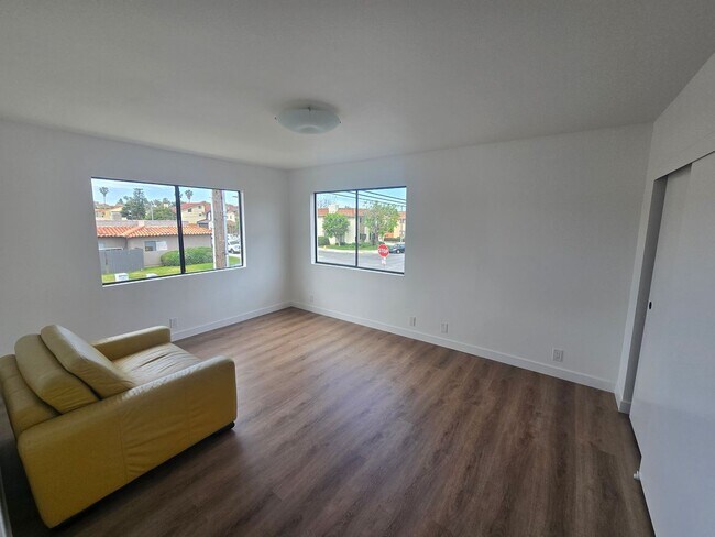Building Photo - Remodeled 3 Bedroom 2 Bath 2 Story House, ...