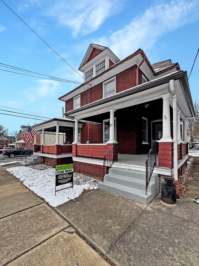 Building Photo - 323-325 Percy St