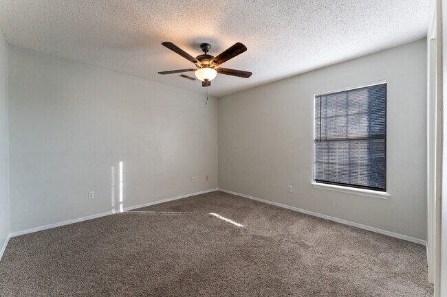 Building Photo - "Charming 2-Bed, 2-Bath Retreat with Grani...