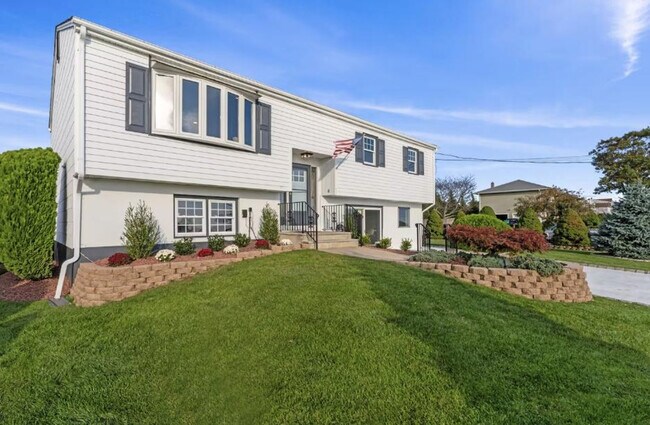 Building Photo - 445 S Riverside Dr