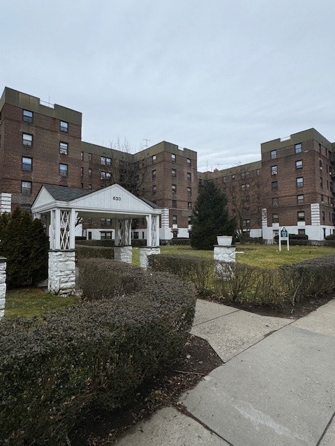 Building Photo - 625 Gramatan Ave