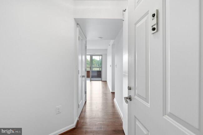 Building Photo - 2121 Jamieson Ave