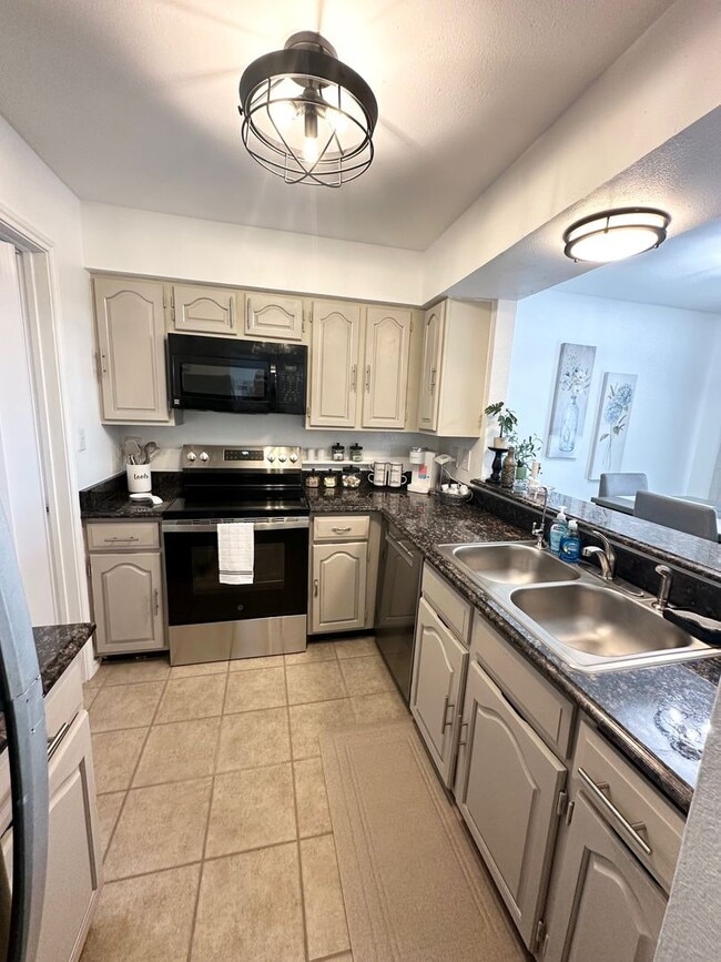 Building Photo - 1 Bedroom 1 Bath Fully Furnished Ready To ...