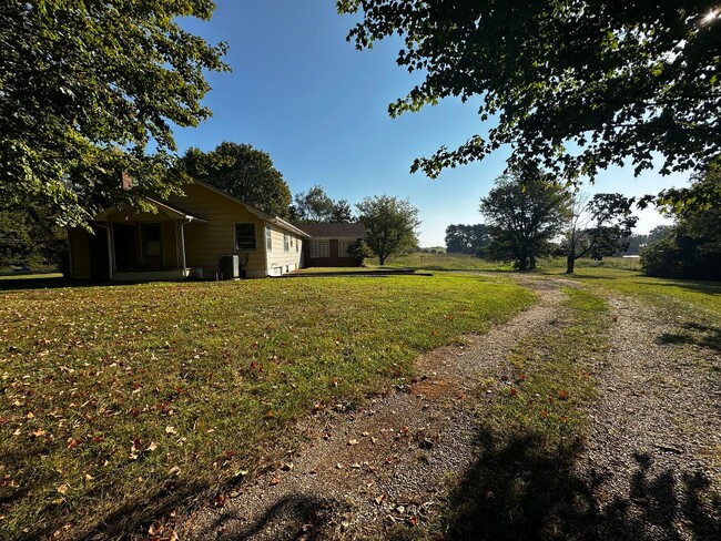 Building Photo - **Move-In Special !! 3 bed/ 2 bath rancher...