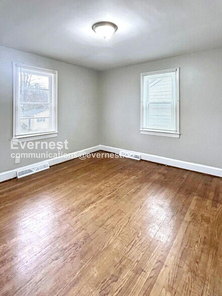 Building Photo - 1715 Longview Dr