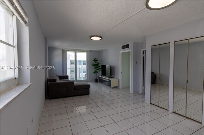 Building Photo - 1750 James 7L