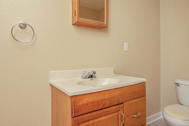 Building Photo - Cozy duplex in the heart of Niceville!