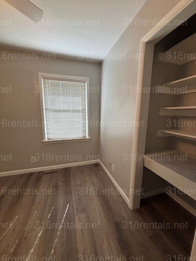 Building Photo - 3 bed 1 1/2 bath house available Now!!