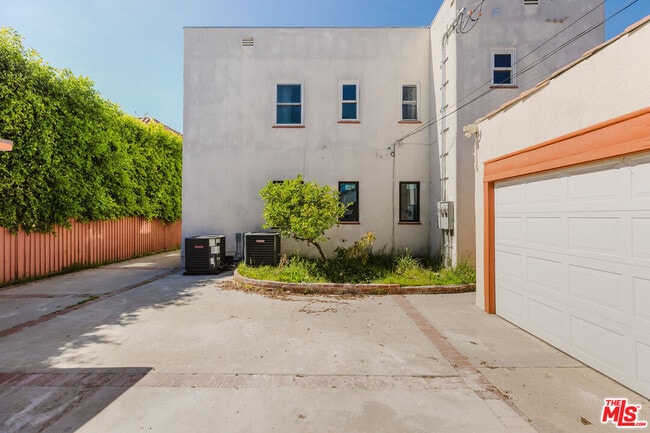 Building Photo - 1122 S Tremaine Ave