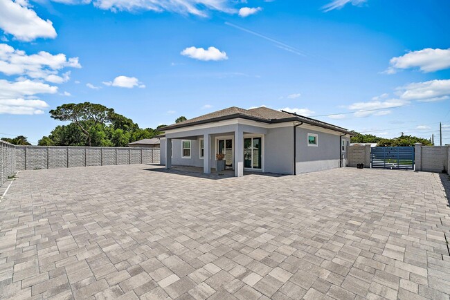 Building Photo - 2298 SE Pear Ln