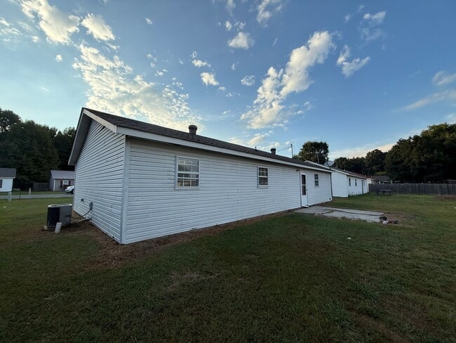 Building Photo - 3 Bedroom/1 Bathroom Home in Paragould AR ...
