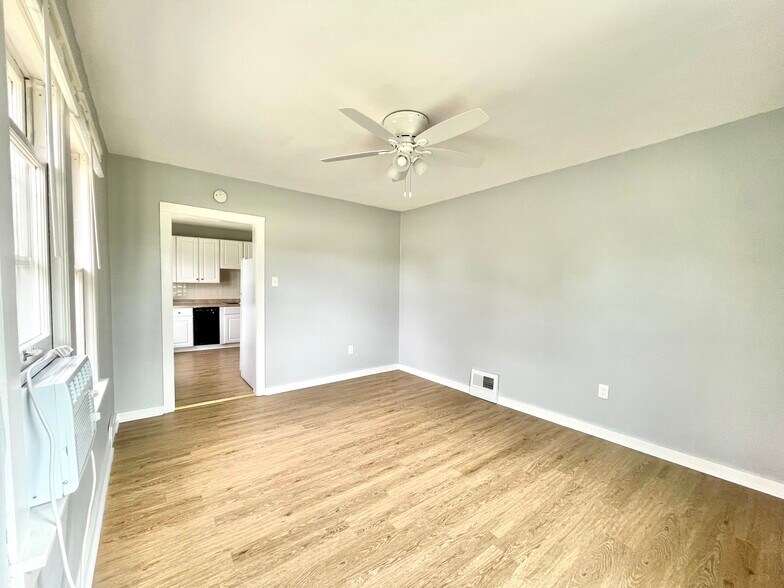 Living room - 1706 33rd St