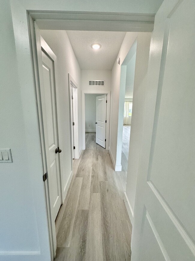Building Photo - SHARING A BEAUTIFUL LARGE HOME