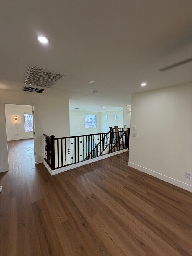 Building Photo - 2741 E Quiet Hollow Ln