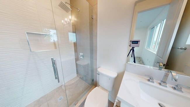 Building Photo - Gated | Light-Filled Townhouse | North Park