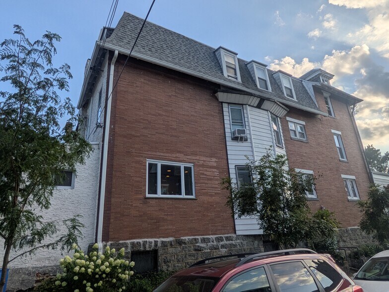 Building Photo - 401 S 51st St