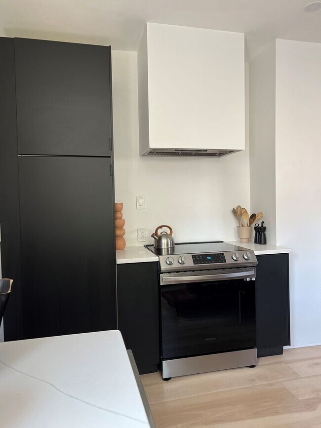 Building Photo - Gorgeous three bedroom in the heart of Par...