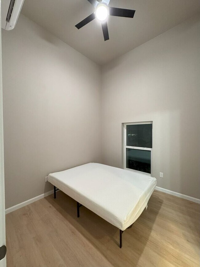 Building Photo - 418 S Commercial St